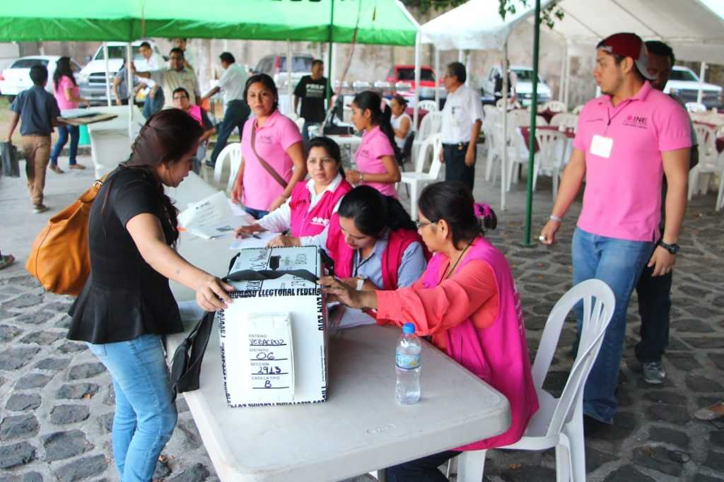 ¿Quiénes pueden entrar a la casilla el día de la votación? 1 Casilla
