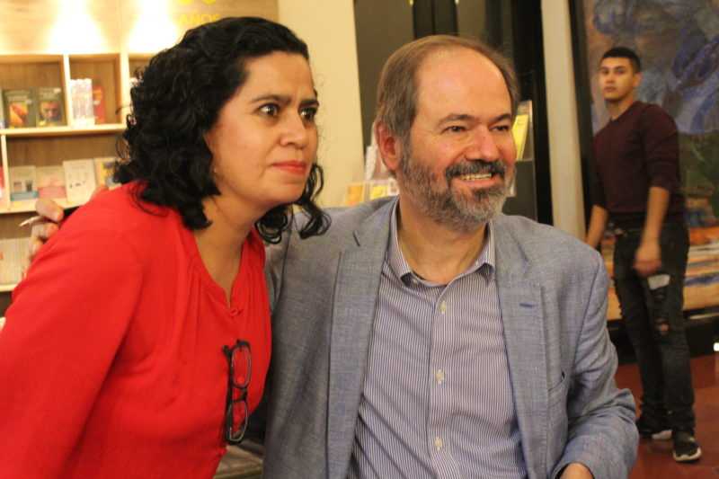 2 Pie Villoro fotografiándose después de firmar un ejemplar foto Kevin Recio