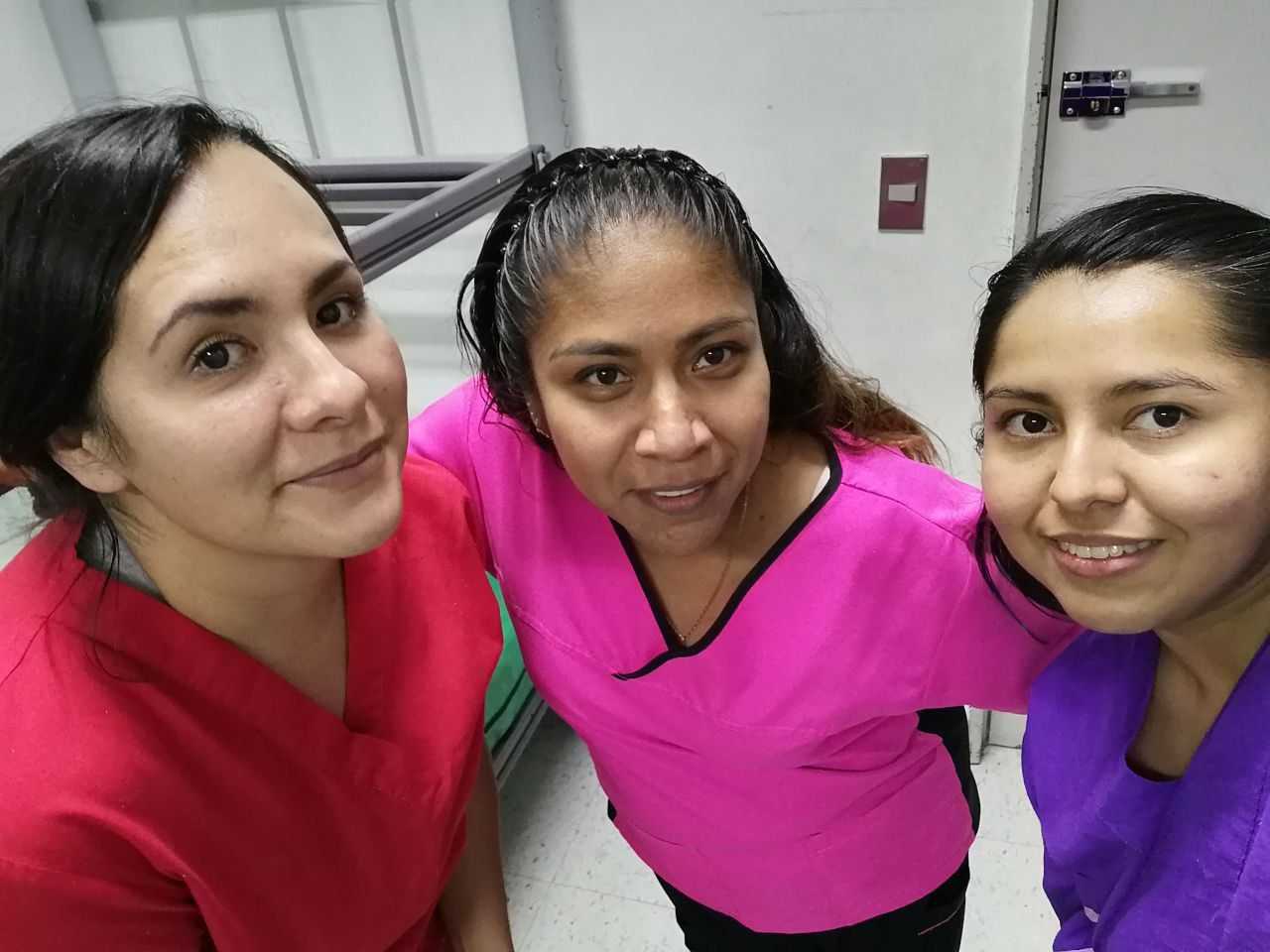 Doctora Dolores Hernández con compañeras del Hospital MacGregor en CDMX