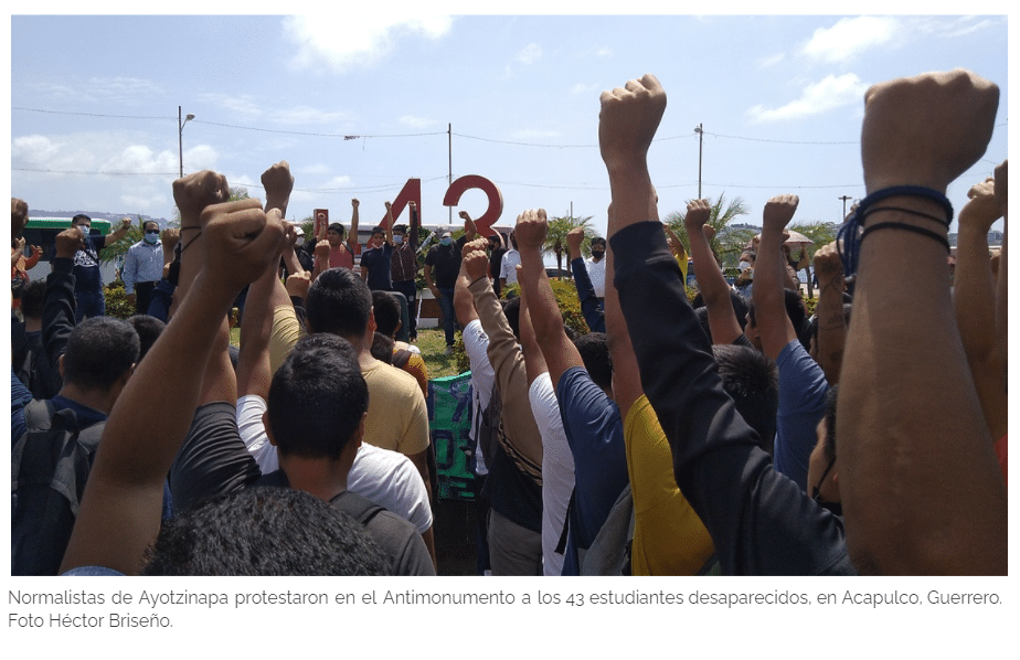 Normalistas de Ayotzinapa protestaron en el Antimonumento a los 43 estudiantes desaparecidos, en Acapulco, Guerrero. Foto Héctor Briseño.