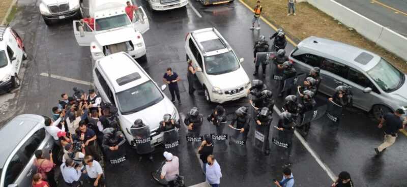 falta agua bloquean autos carretera 2