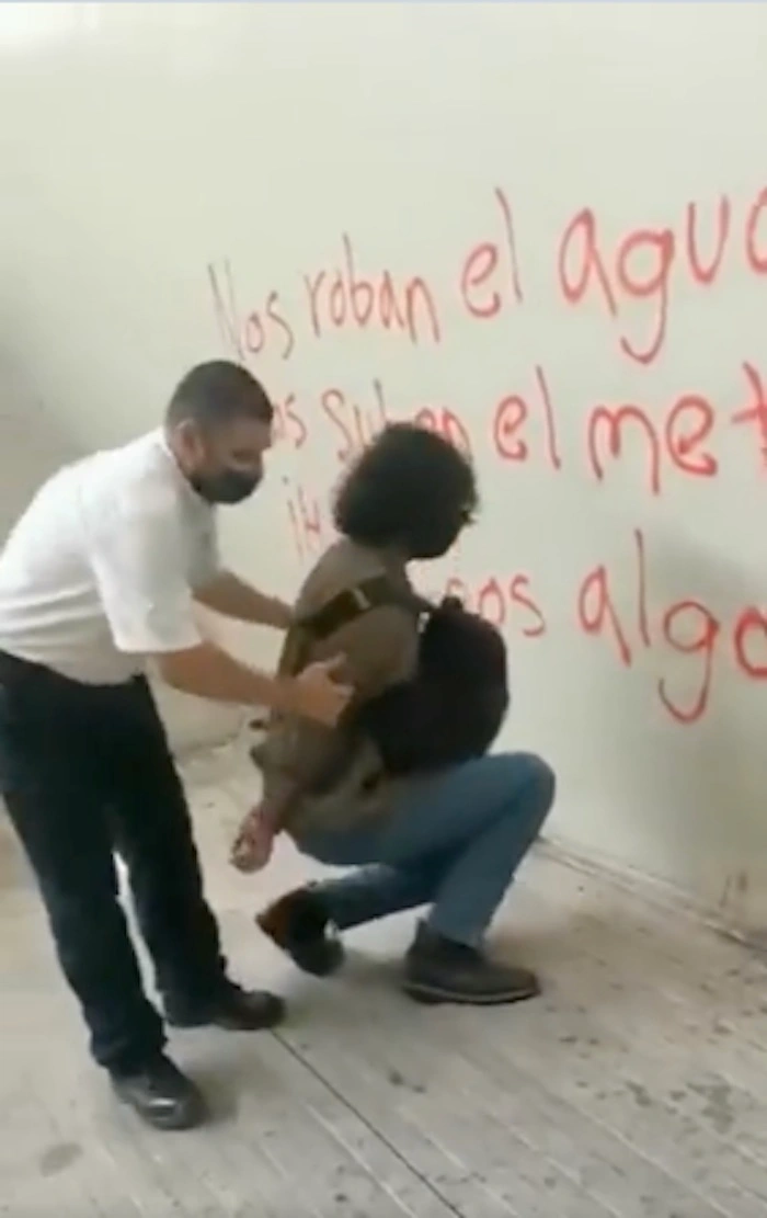 metro monterrey graffiti cobija