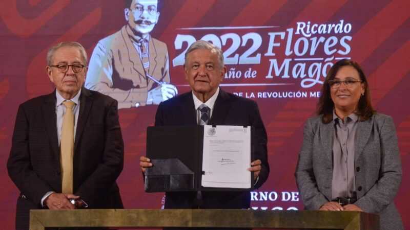 amlo firma iniciativa para eliminar el horario de verano