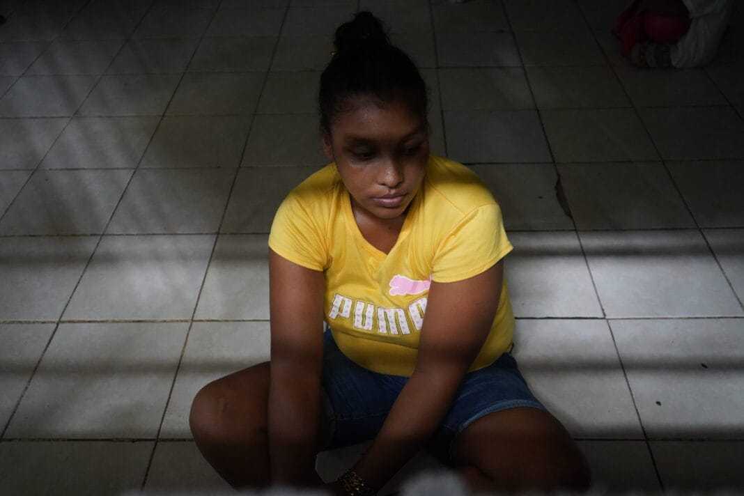 Una mujer se sienta en el piso del albergue El Buen Pastor, con capacidad para unas mil personas, en la ciudad de Tapachula, Chiapas. miedo Foto: Alicia Fernández.