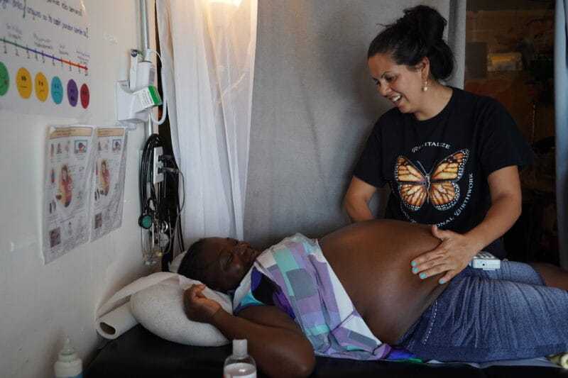 Nacer en el agua 2 Ximena Rojas revisa a una mujer embarazada en su consultorio de Partería y Medicina Ancestrales, en Tijuana. Foto: Alicia Fernández.