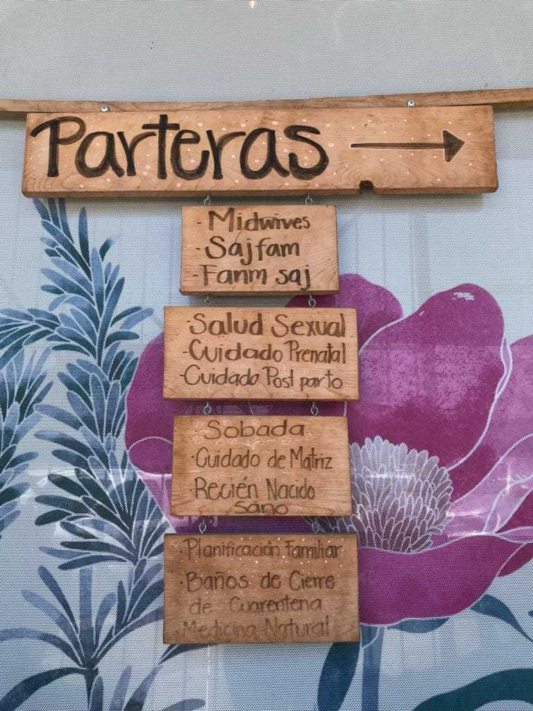 Nacer en el agua 3 Un letrero indica los servicios de salud sexual y reproductiva que brinda una organización social a personas migrantes en Tijuana. Foto: Gabriela Martínez.