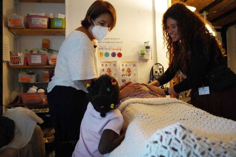 Doulas de la organización Partería y Medicinas Ancestrales, ubicada en Tijuana, acompañan a mujeres migrantes que está embarazada y su hija. Foto: Alicia Fernández