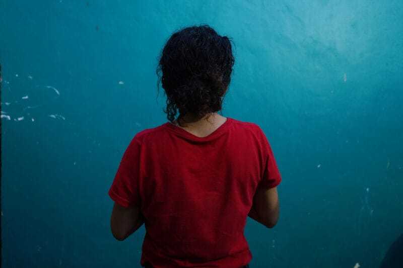 Una joven de Honduras es sobreviviente de violencia doméstica y busca lograr una vida mejor en Estados Unidos. Foto: Alicia Fernández.