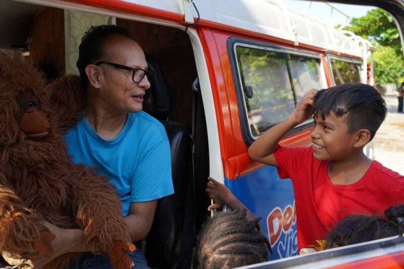 Valentín, esposo de Ani, es dentista pediatra y la acompaña a dar consulta en albergues y otros puntos en donde se concentran personas migrantes en el estado de Veracruz. Foto: Alicia Fernández.