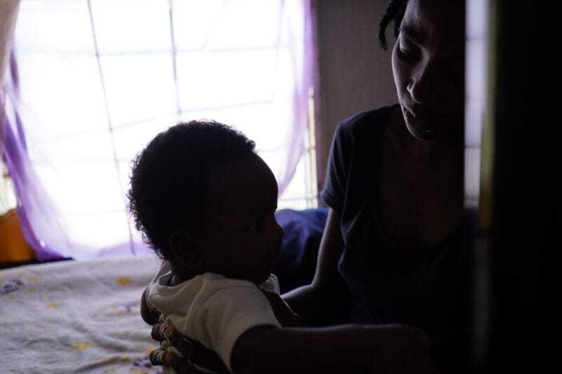 Ramenece, originaria de Haití, sostiene a su hijo mientras se encuentra en un albergue en el estado de Veracruz. Foto: Alicia Fernández.