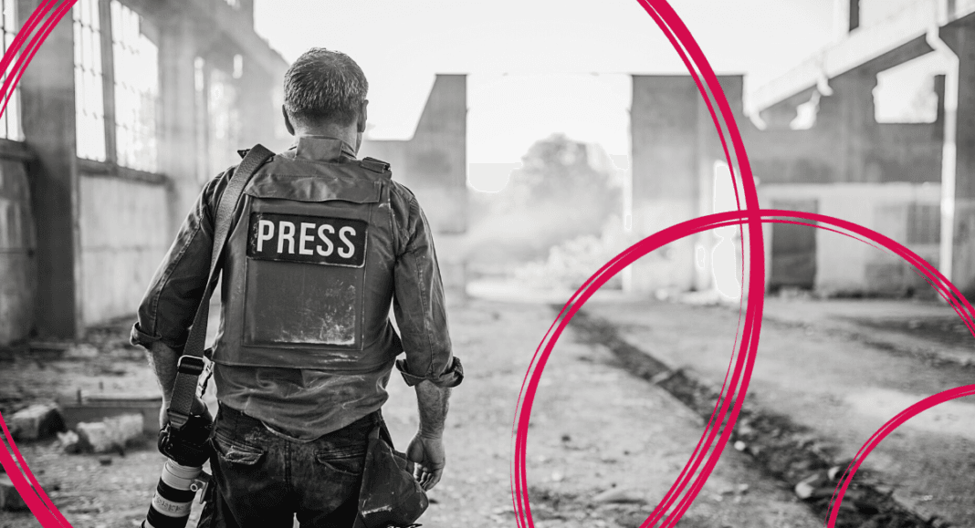 corresponsal de guerra cubre la zona de un conflicto armado