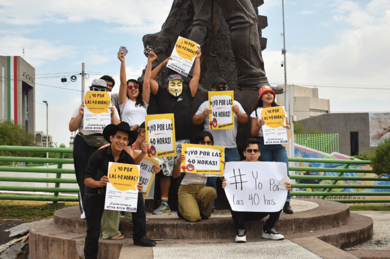 Personas manifestandose por la reducción de la jornada de trabajo