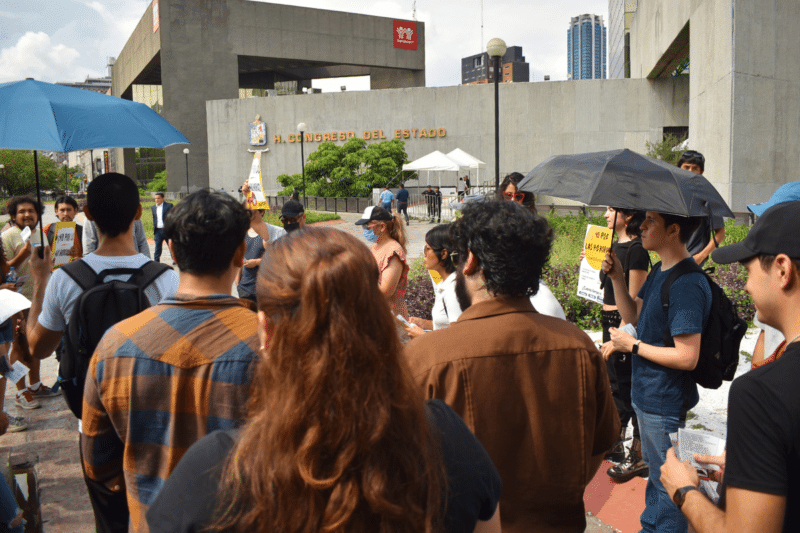 Personas manifestandose por la reducción de la jornada de trabajo