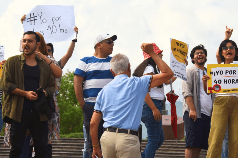 Personas manifestandose por la reducción de la jornada de trabajo