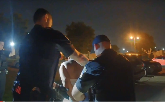 No hay pruebas de casos de inmigrantes comiendo mascotas en Springfield, como afirmó Trump 1 Imagen de una cámara corporal de la policía de Canton, Ohio, que muestra el arresto de una mujer estadounidense que agredió a un gato el 16 de agosto.