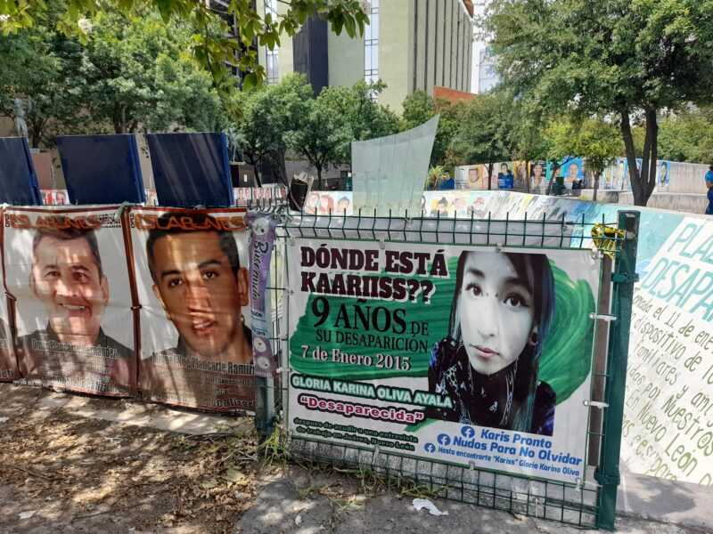 Pancarta que muestra la imagen de Karina en la Plaza de los Desaparecidos en Monterrey. Crédito: Melva Frutos