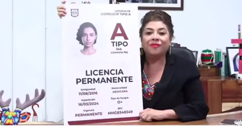 clara brugada, muestra un ejemplo de la licencia de conducir permanente