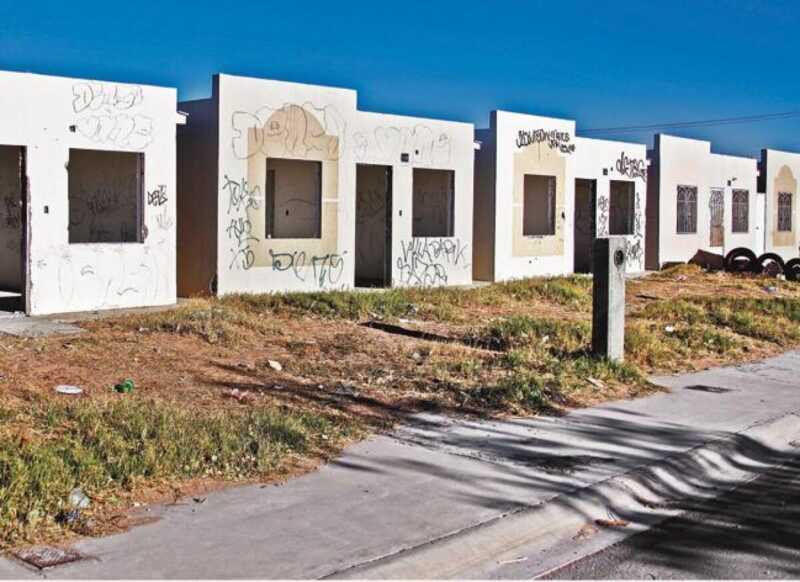Verdadero que hay 600 mil viviendas abandonadas en México 1 Foto de viviendas abandonadas, son casas pequeñas, sin ventanas ni puertas, con graffitti en las paredes