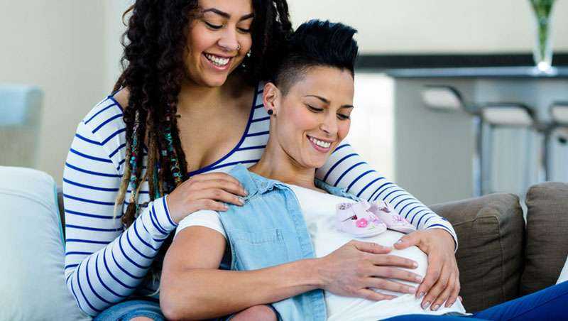 Foto de una pareja de lesbianas, una de ellas embarazada