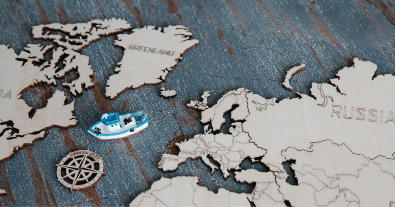 Mapa mundi que muestra Groenlandia, Rusia y Canadá