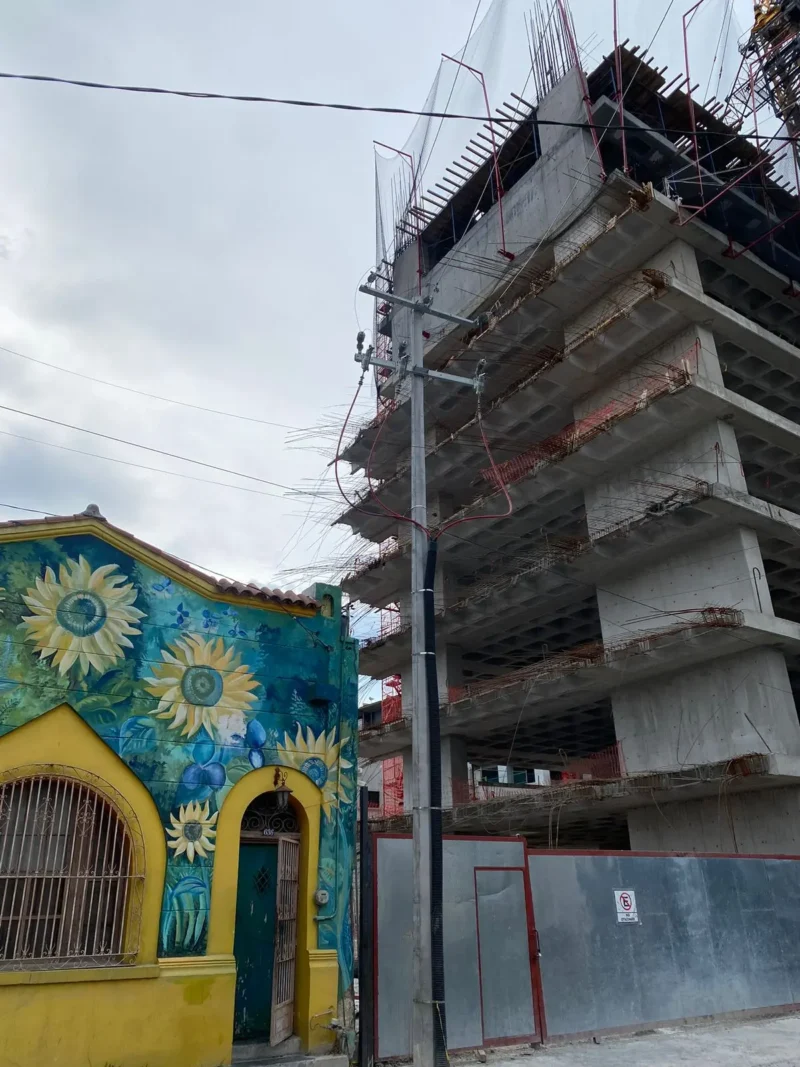 Casita en el centro de Monterrey a lado de una torre que albergará departamentos con precios de preventa desde los $3.7 millones de pesos.