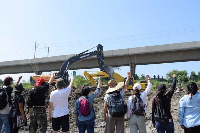 El caudal de personas que impidió la deforestación del Santa Catarina 1 El 11 de julio de 2023, integrantes del colectivo hicieron una valla humana para intentar detener la deforestación. (Un Río en el Río)