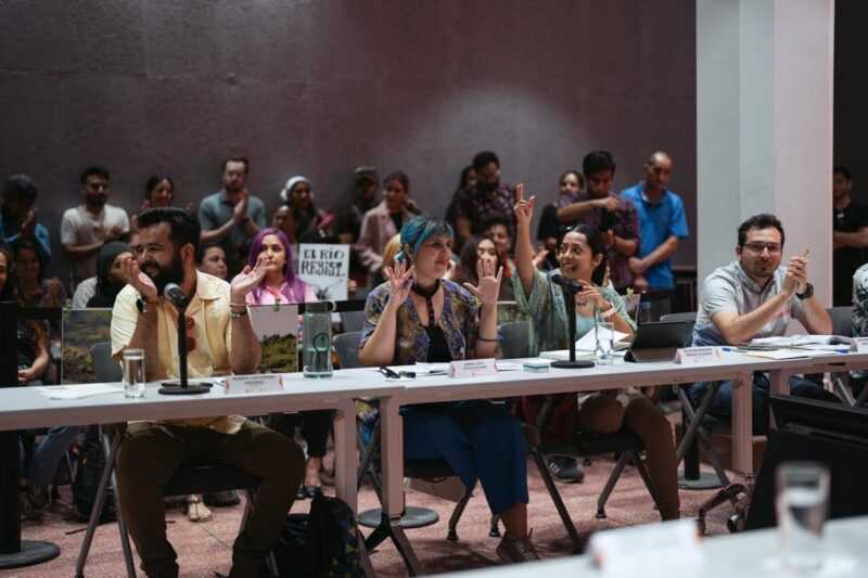 El caudal de personas que impidió la deforestación del Santa Catarina 2 Román Castañeda, Lizeth Ovalle, Zuleyma Rincón y Jerónimo Chávez, integrantes del movimiento, durante la primera audiencia pública realizada en Nuevo León. (Un Río en el Río)