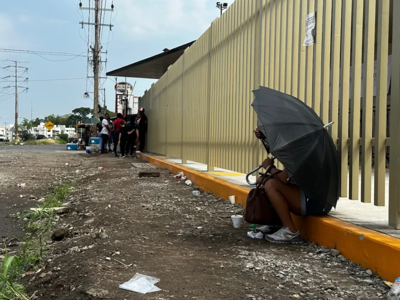 Tapachula, la frontera del engaño 1 En torno a las tres oficinas de COMAR en Tapachula las personas se reúnen, hacen fila y esperan alguna respuesta. También abundan los servicios de asesoría legal y administrativa para los solicitantes de refugio. La ACNUR estima que en esta ciudad del sur de México un promedio de 150 personas extranjeras solicitan refugio. / Foto: Benjamín Alfaro