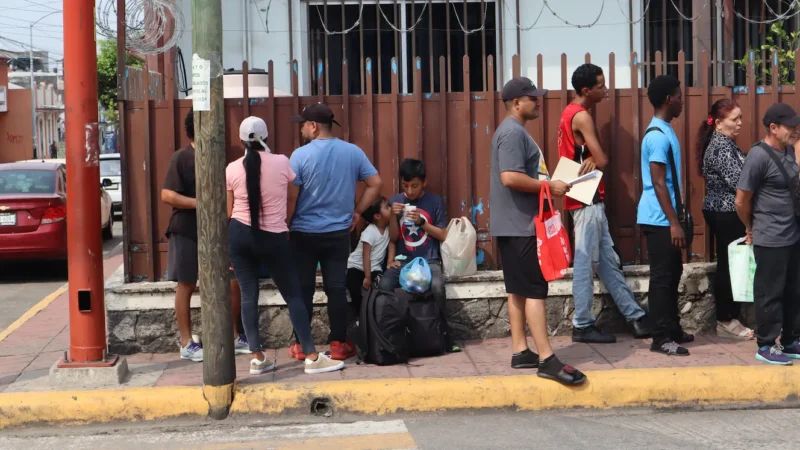 Tapachula, la frontera del engaño 2 Cientos de migrantes acuden a la COMAR 2 de Tapachula cada 10 días para registrar su firma, desde que queda registrada su solicitud de refugio hasta que reciben la cita para una entrevista de elegibilidad, con base en la cual se define si pueden recibir el estatus de persona refugiada en México, lo que les permite tener una estancia migratoria legal. El proceso de solicitud y respuesta tarda, al menos, seis meses. / Foto: Benjamín Alfaro
