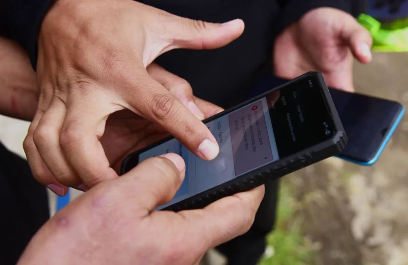 Historias en la fila: el viacrucis de buscar refugio en México 4 En la fila son las personas solicitantes de asilo quienes se asesoran entre ellos y ellas para saber cómo proceder en sus trámites / Foto: María Ruiz