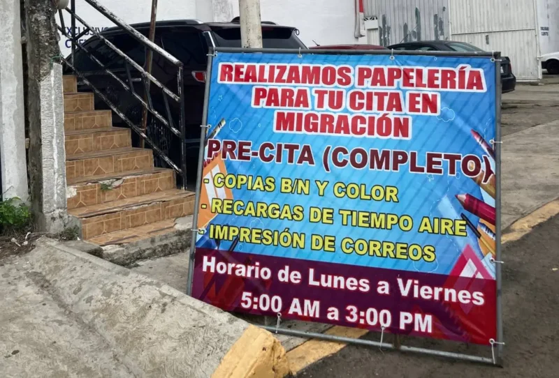 Tapachula, la frontera del engaño 4 Alrededor de las oficinas de la COMAR en la ciudad de Tapachula prolifera una economía basada en los documentos necesarios para realizar el trámite de refugio. Lugares como este incluso prometen asesoría en la realización de la pre-cita con funcionarios mexicanos. / Foto: Nadia Sanders