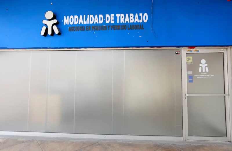 Fachada del negocio que utilizó el nombre de la organización Asylum Access para estafar. / Foto: Teresa González