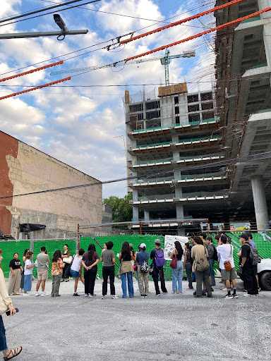 Asistentes a la caminata frente a Vía Zócalo / Fotografía por: Leslie Garza
