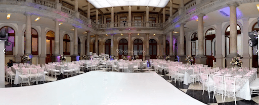 Refugio para la propaganda rusa y también sitio de bodas: Historia desde dentro del Club de Periodistas de México 2 Foto de montaje de evento social en el Club de periodistas. Foto tomada de su perfil en Bodas.com.mx