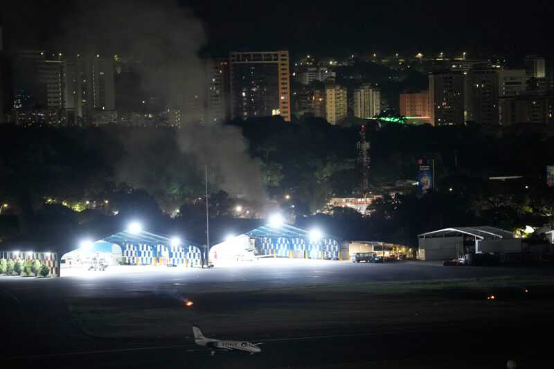 Se eleva humo en el aeropuerto de La Carlota tras escucharse explosiones y aviones volando a baja altura en Caracas, Venezuela, el sábado 3 de enero de 2026. (Foto AP/Matias Delacroix)