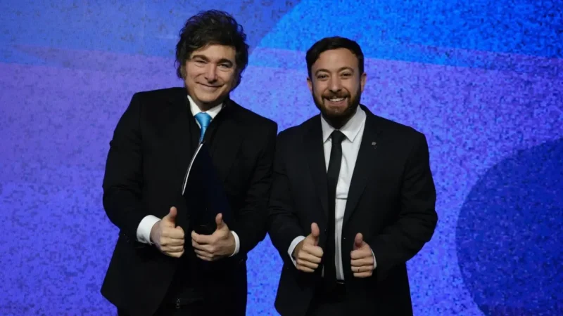 Javier Milei y Agustín Laje en la cena de Fundación Faro de diciembre de 2025.