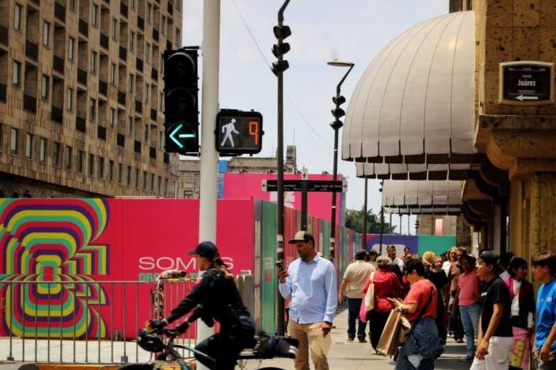 Vallas sobre la Cruz de Plazas de GuadalajaraCrédito: Karen García | Zona Docs