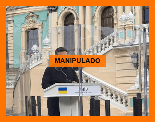 La imagen muestra a Volodymyr Zelensky, presidente de Ucrania, hablando detrás de un cristal antibalas tras las protestas por la dimisión del ministro de defensa de Ucrania, fue manipulada digitalmente. 
El análisis detectó inconsistencias visuales y herramientas de IA señalaron indicios de que la imagen fue alterada con inteligencia artificial.