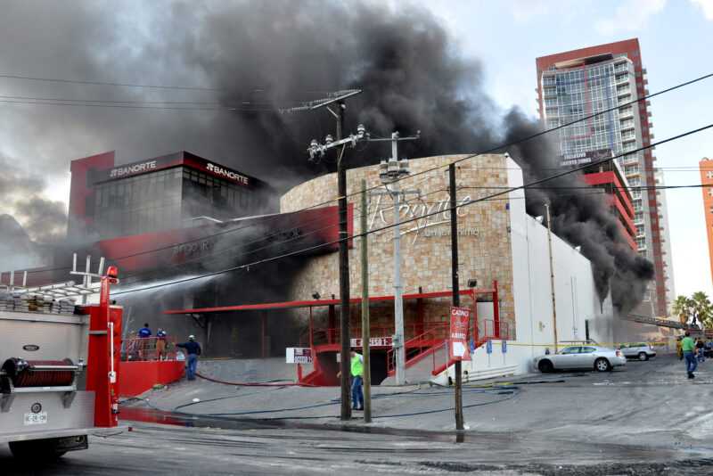 El humo se eleva desde el Casino Royale en Monterrey, México, el jueves 25 de agosto de 2011. Un grupo de dos docenas de hombres armados irrumpió el jueves en el casino, situado en el norte de México, lo roció con un líquido inflamable y provocó un incendio que dejó atrapados a los clientes en su interior, causando la muerte de al menos 32 personas y heridas a una docena más, según informaron las autoridades. (Foto AP)