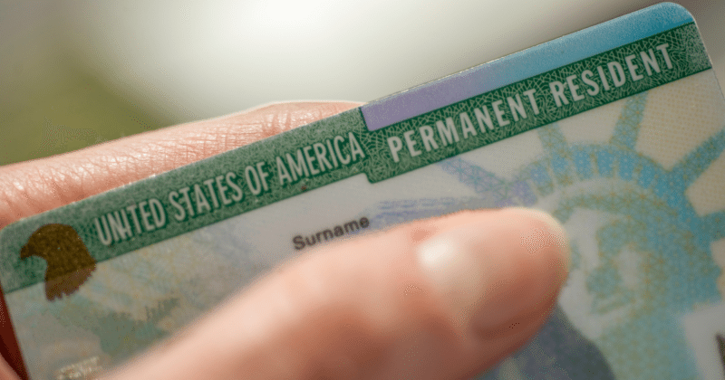 Falso que el gobierno de Estados Unidos eliminó la Green Card por reunificación familiar